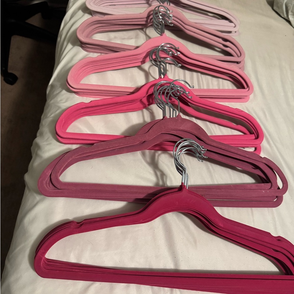 Pink hangers - Picture 2 of 4